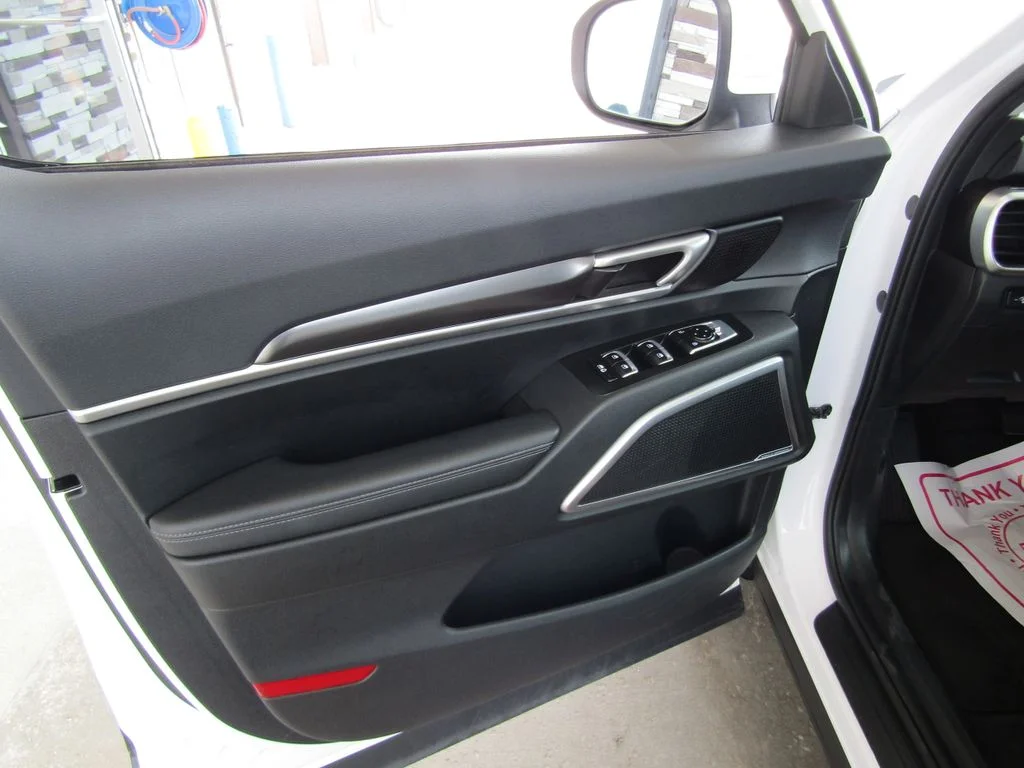 Used 2025 White Kia S image 22