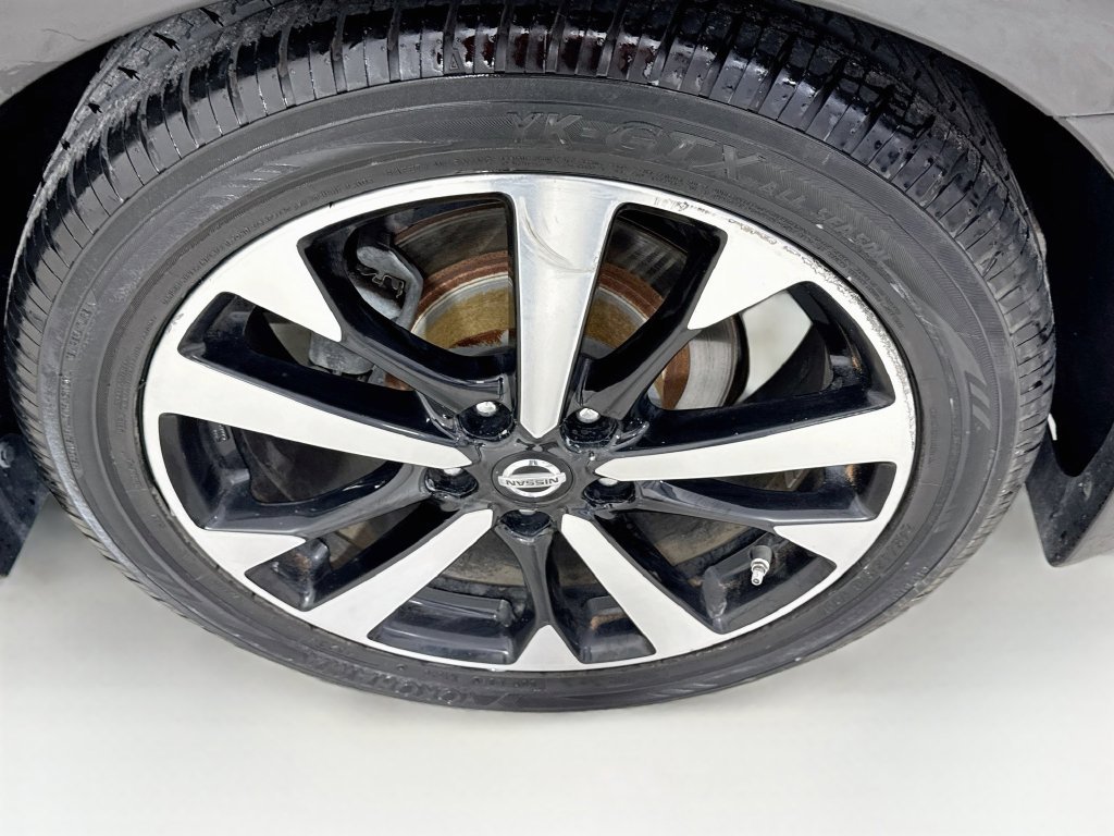 Used 2018 Super Black Clearcoat Nissan 2.5 SR image 37