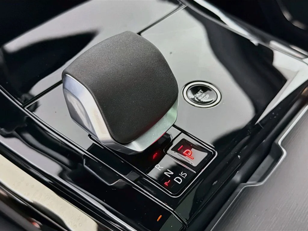 New 2026 Fuji White Land Rover Dynamic SE image 17