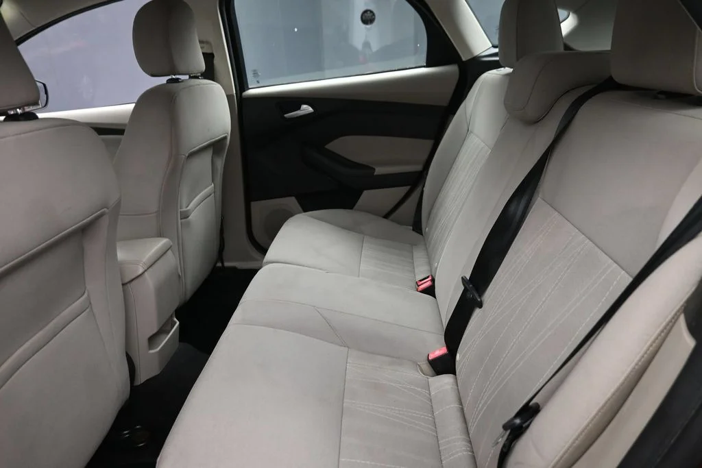 Used 2015 Red Ford SE image 12