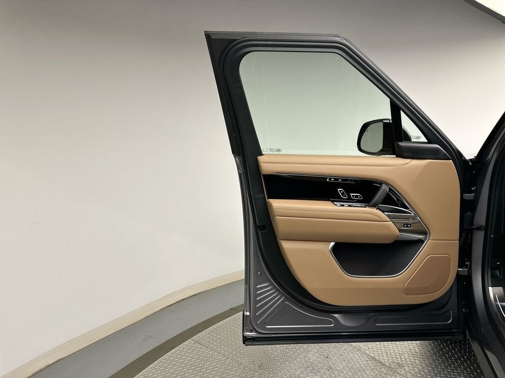 New 2026 Eiger Grey Land Rover SE image 17