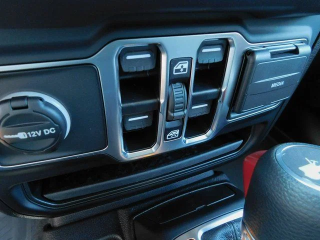 2025 Jeep Wrangler 4-Door Sahara - Photo 16