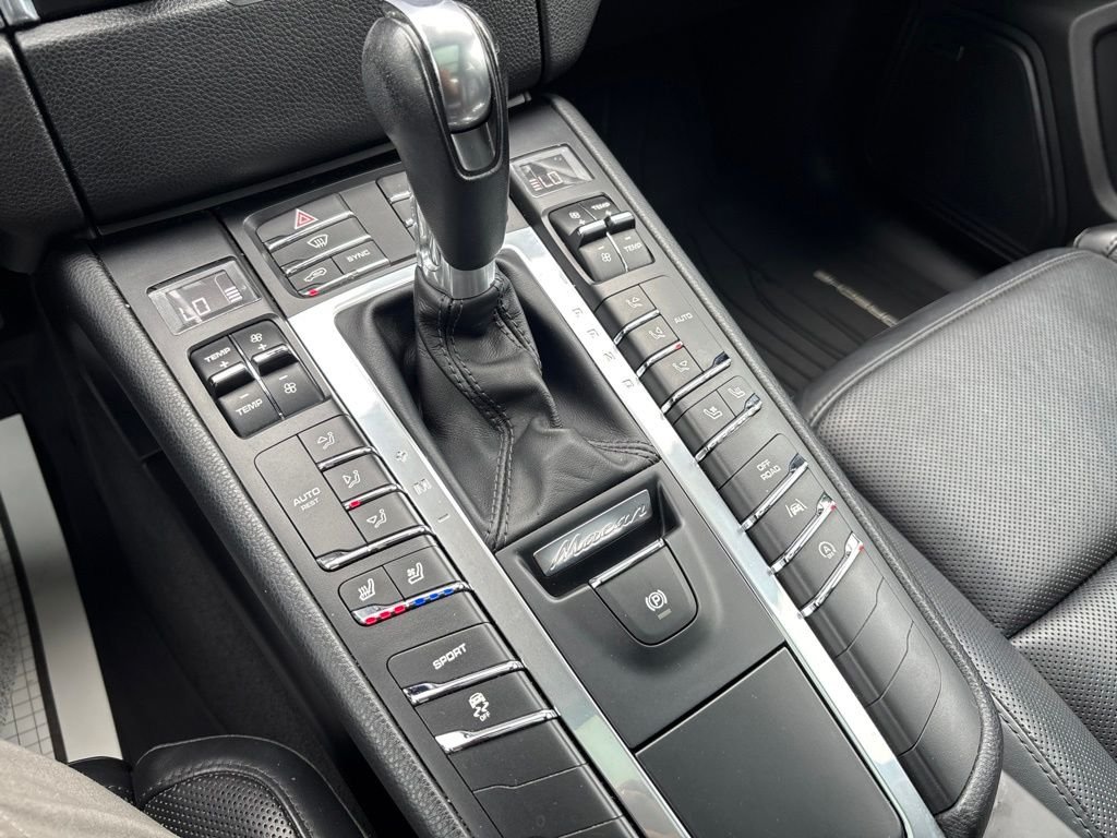 Used 2017 White Porsche Base image 34