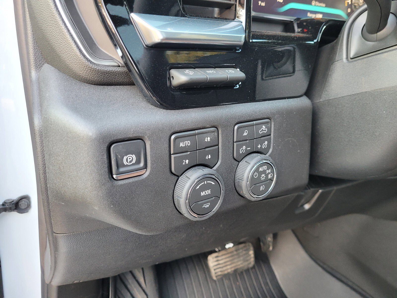 New 2026 Polar White Tricoat Chevrolet High Country image 26