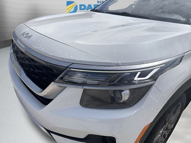 Used 2022 White Kia S image 22