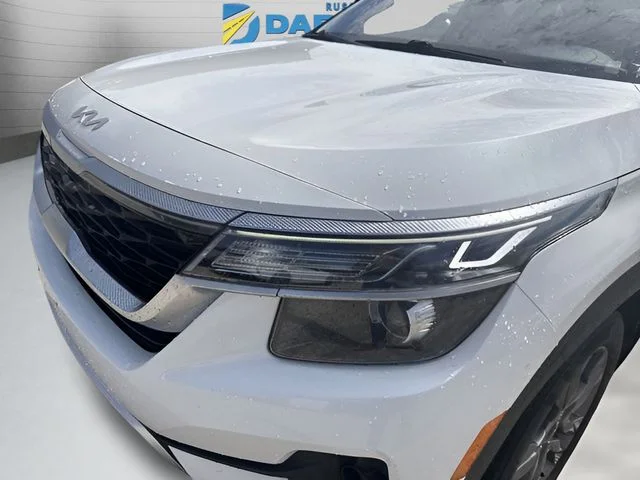 Used 2022 White Kia S image 22