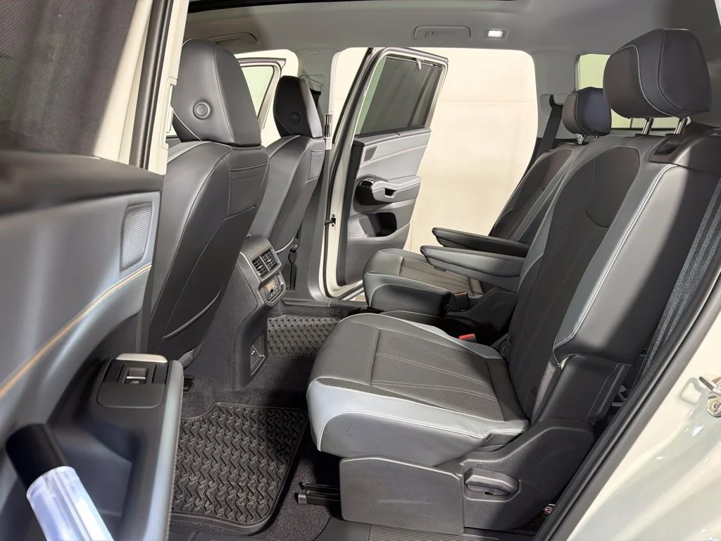 New 2027 Beige/tan Volkswagen SE w/Technology image 19
