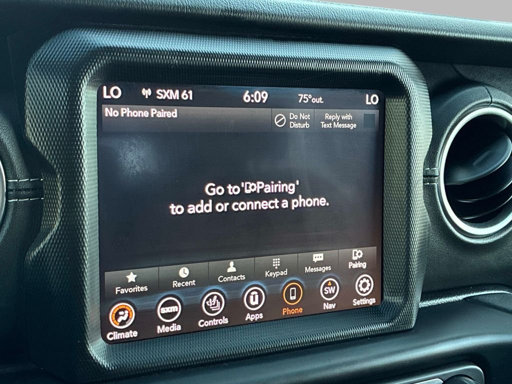 Used 2021  Jeep Overland image 34