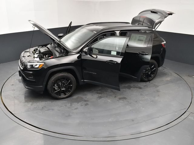New 2026 Diamond Black Crystal Pearl-Coat Exterior Paint Jeep Latitude image 27