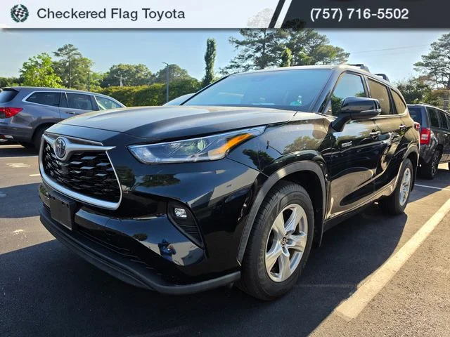2021 Toyota Highlander LE Hybrid 4x4's photo