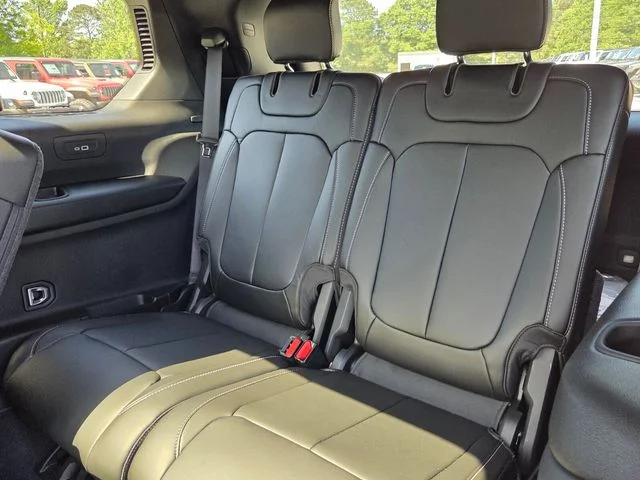 New 2026 Diamond Black Crystal Pearl-Coat Exterior Paint Jeep Limited image 12