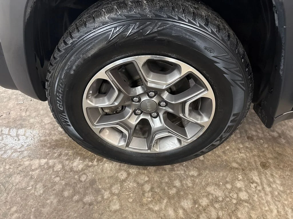 Used 2020 Black Jeep Trailhawk image 11