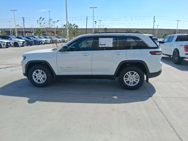 Used 2025 White/off-white Jeep Laredo image 3