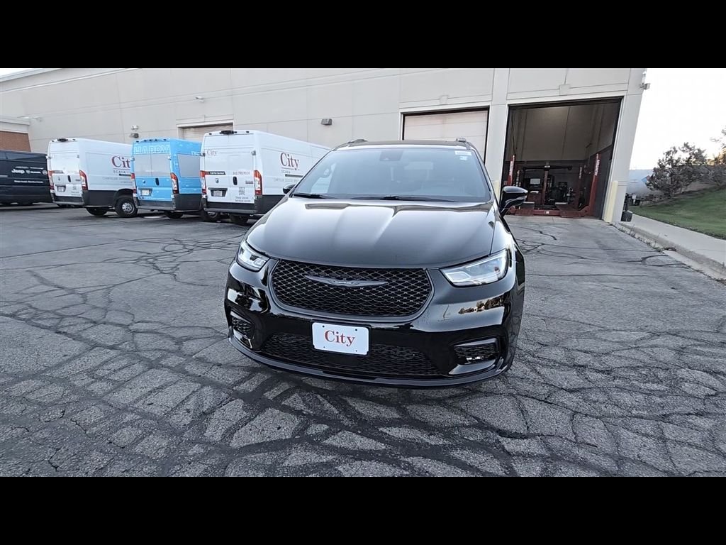New 2026 Diamond Black Crystal Pearl-Coat Exterior Paint Chrysler Limited image 4