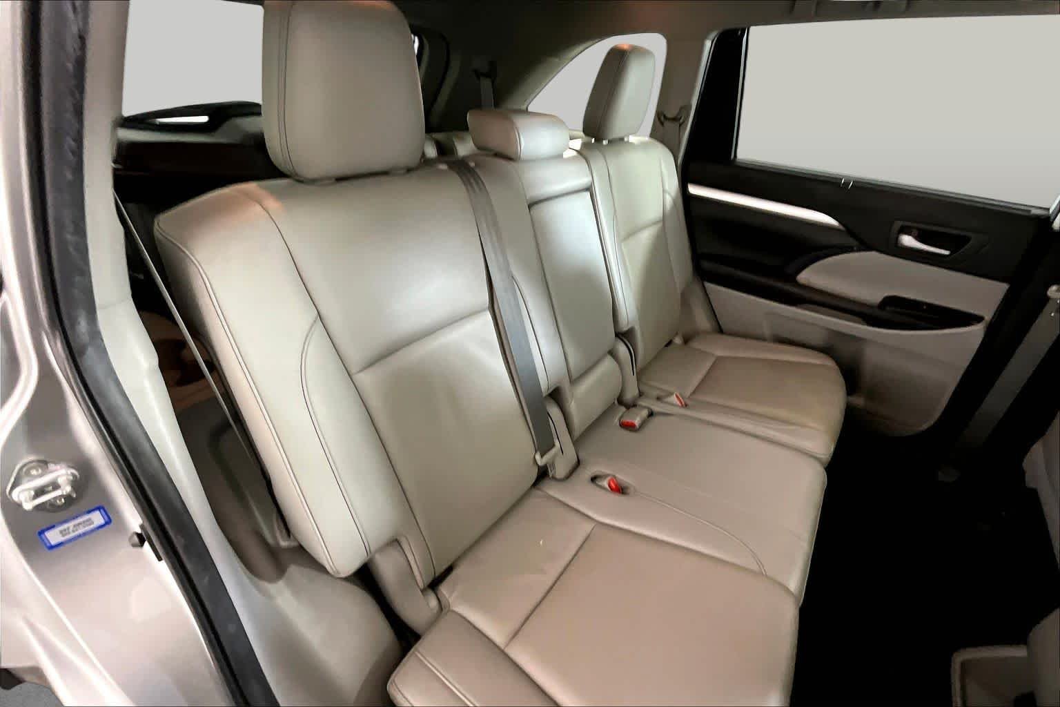 Used 2019 Celestial Silver Metallic Toyota XLE image 20