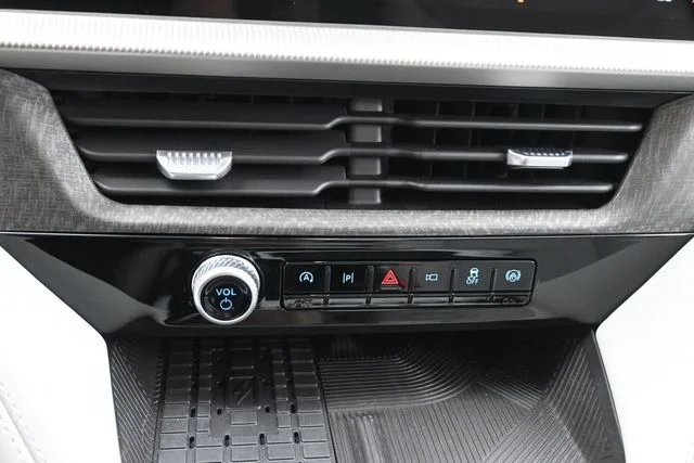 Used 2025 Black Metallic Ford Platinum image 18