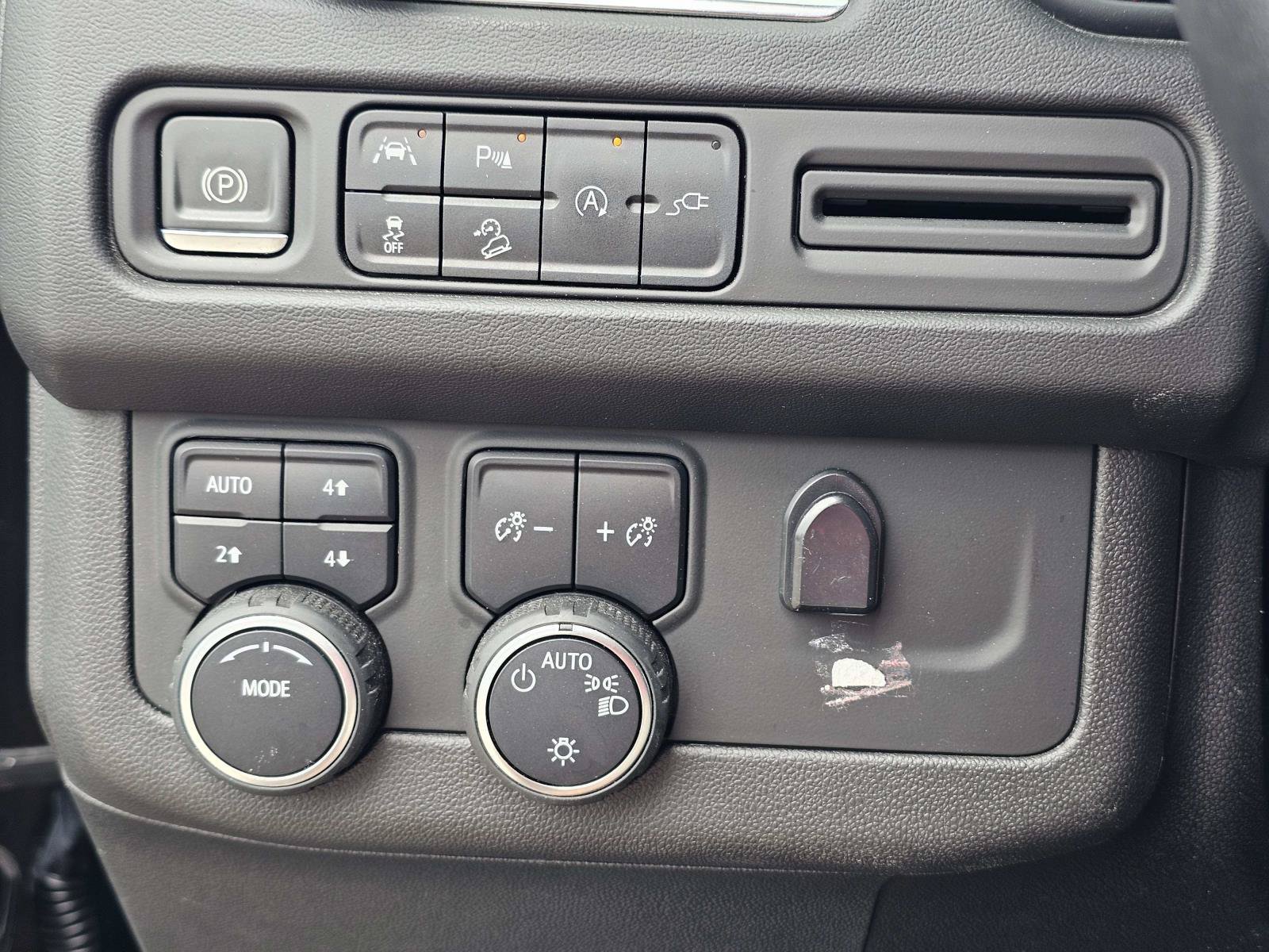 Used 2022 Black Chevrolet Z71 image 19