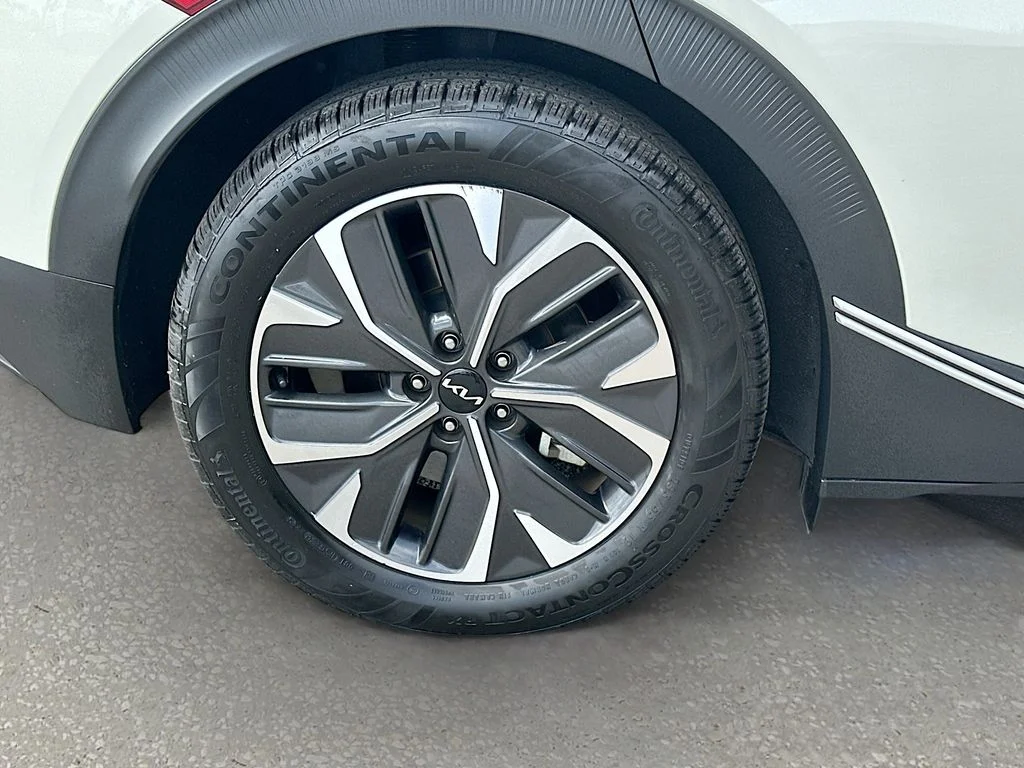 Certified Used 2024  Kia Light image 30