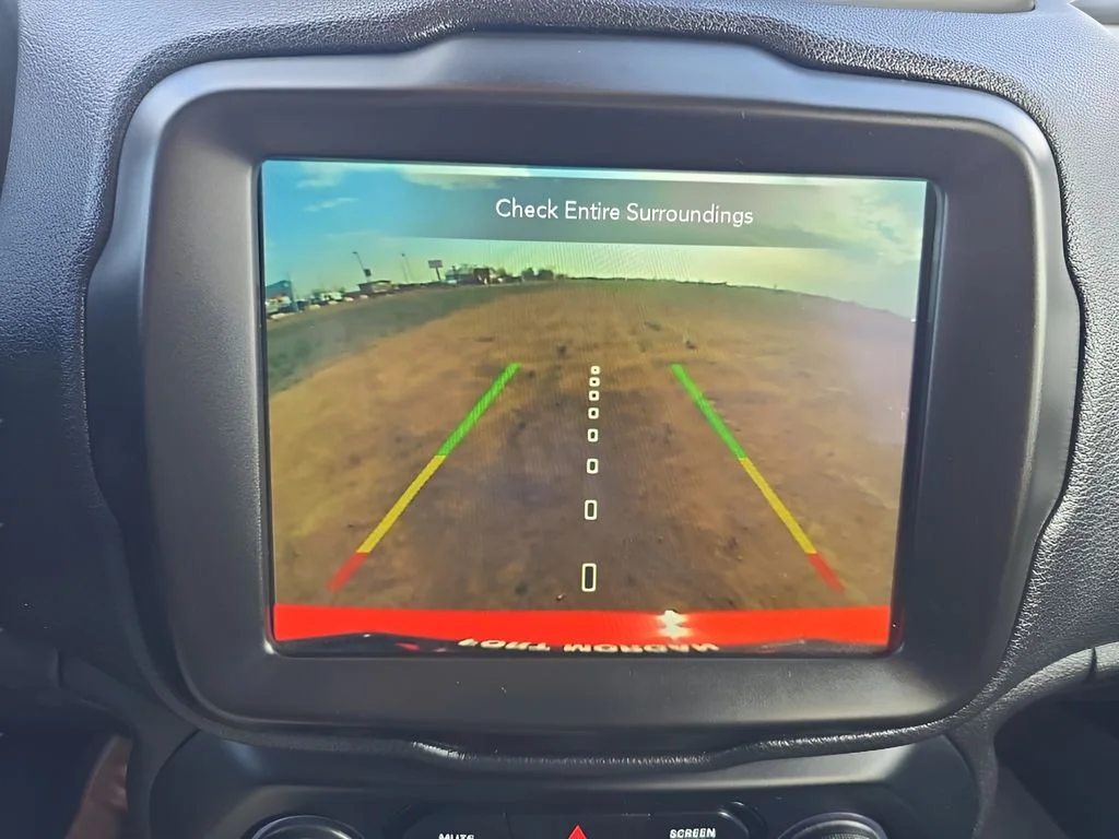 Used 2022  Jeep Latitude image 25