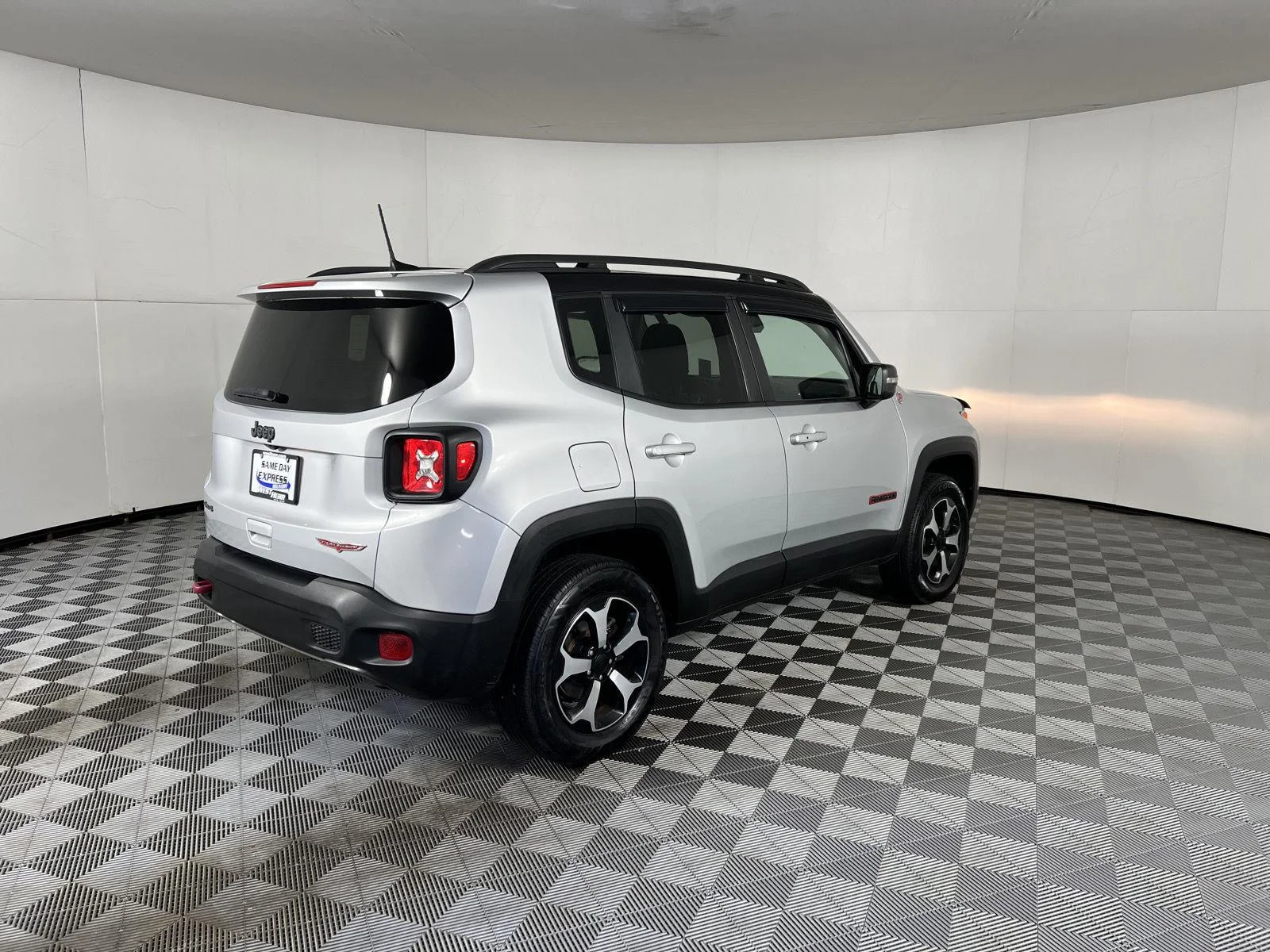 Used 2021 Glacier Metallic Clearcoat Jeep Trailhawk image 6