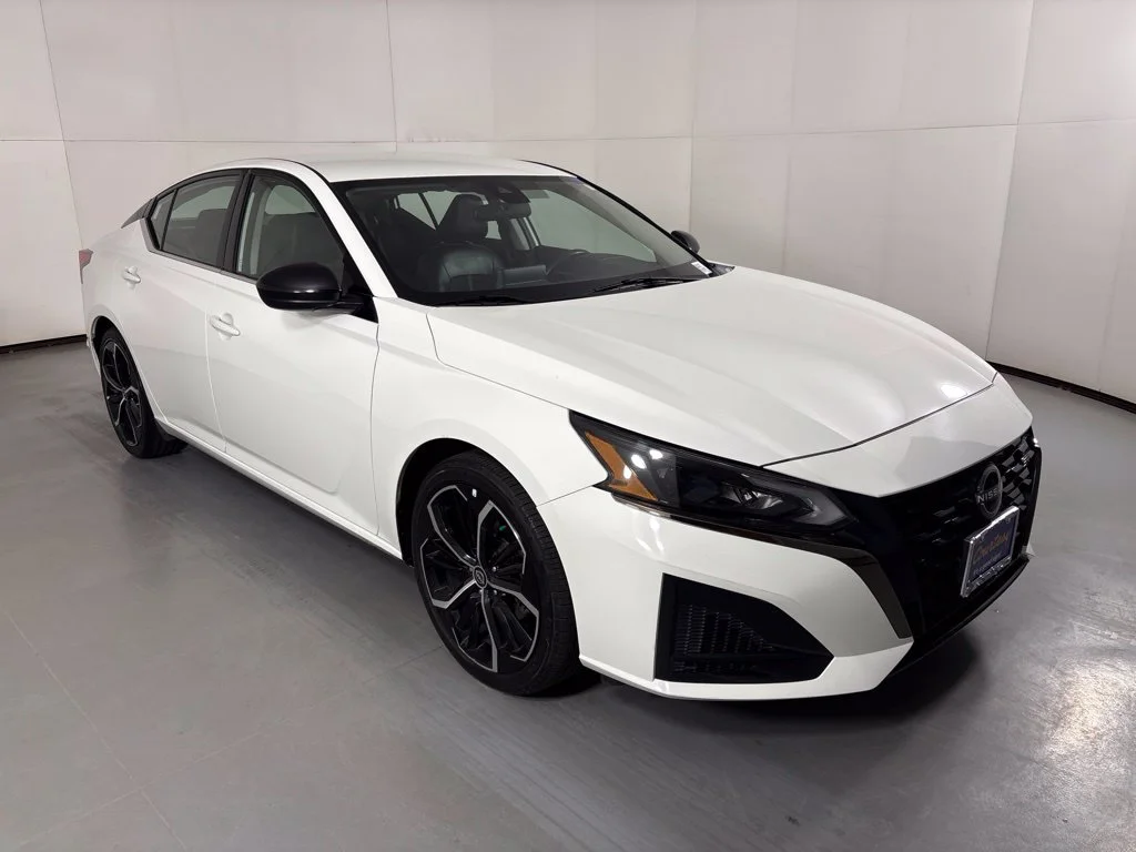 Used 2024 White Nissan 2.5 SR image 2