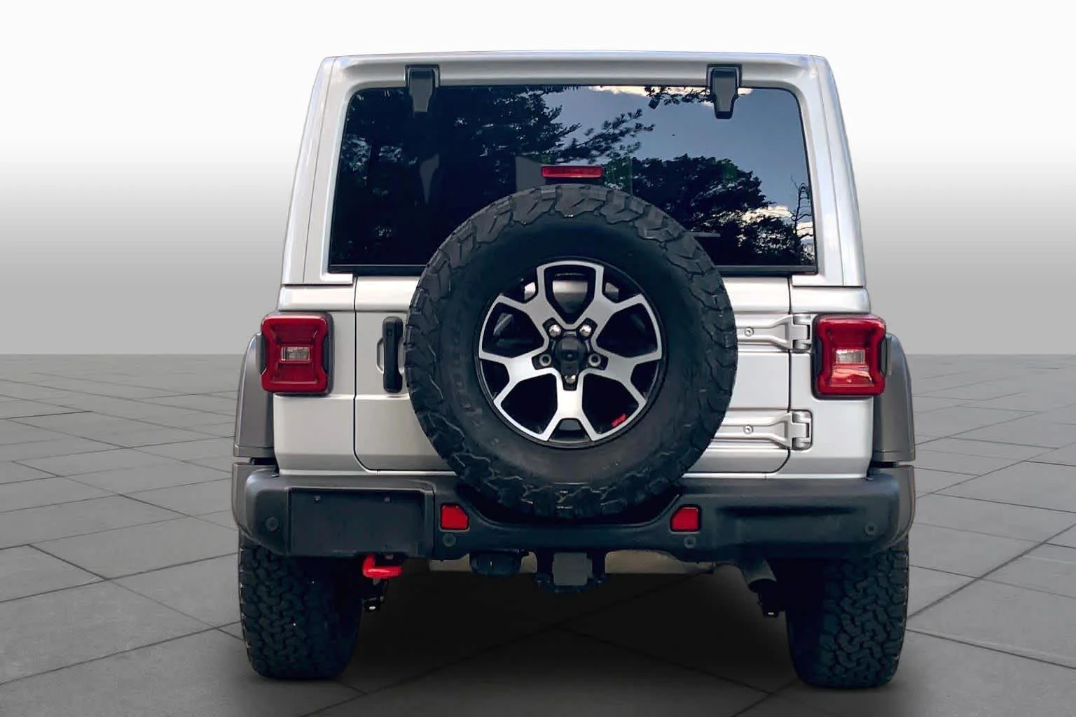 Used 2023 Silver Zynith Clearcoat Jeep Rubicon image 4