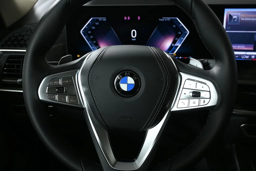 Used 2027 White BMW xDrive40i image 19