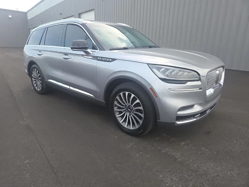 Used 2024 Silver Lincoln Premiere image 17