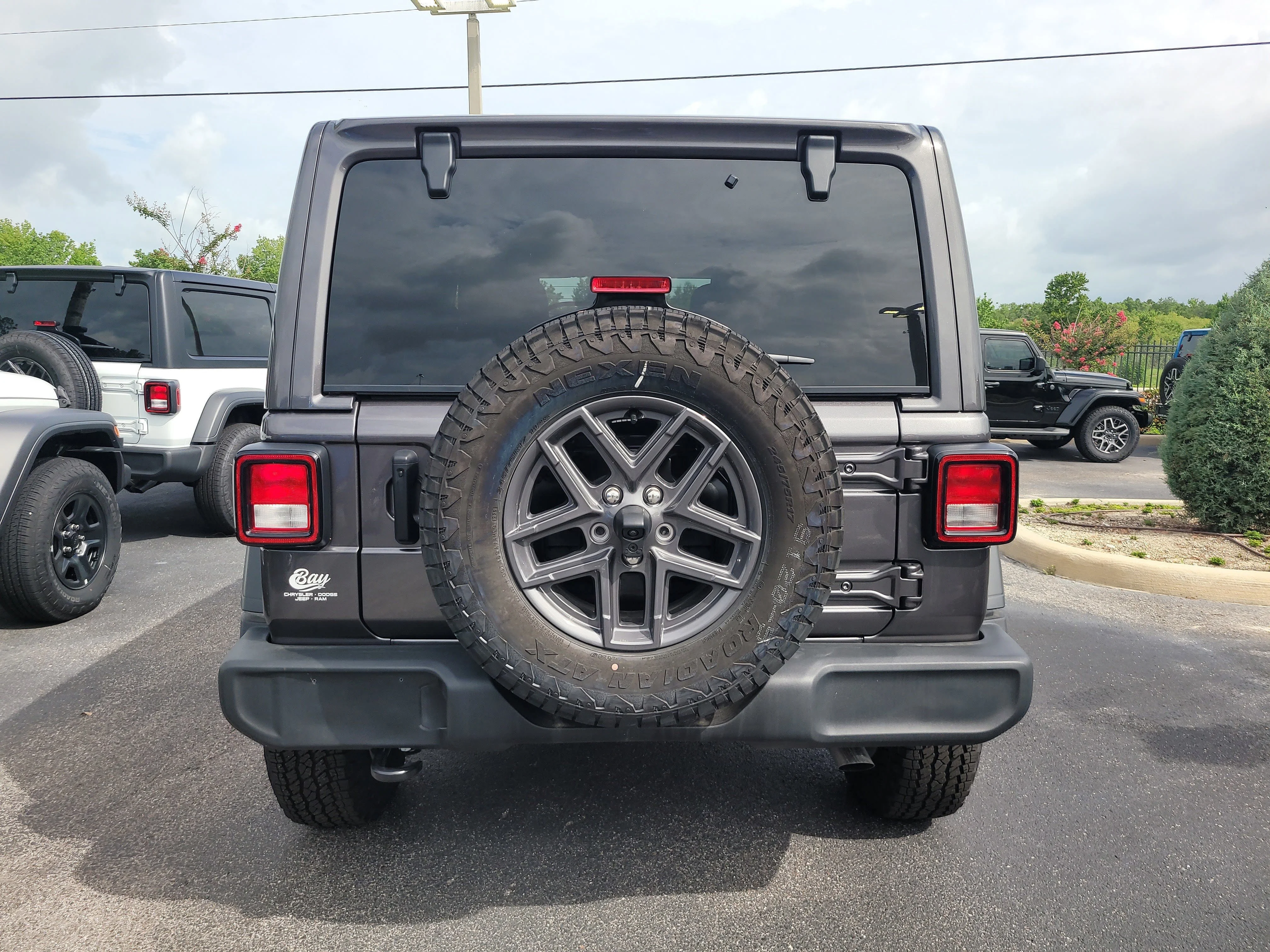 New 2026 Granite Crystal Metallic Clearcoat Jeep Sport S image 7