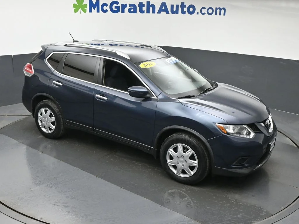 Used 2016 Blue Nissan S image 3