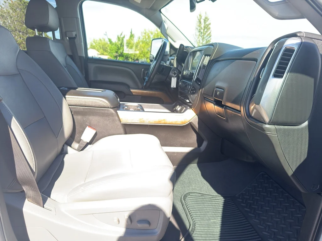 Used 2019 WHITE Chevrolet LTZ image 17