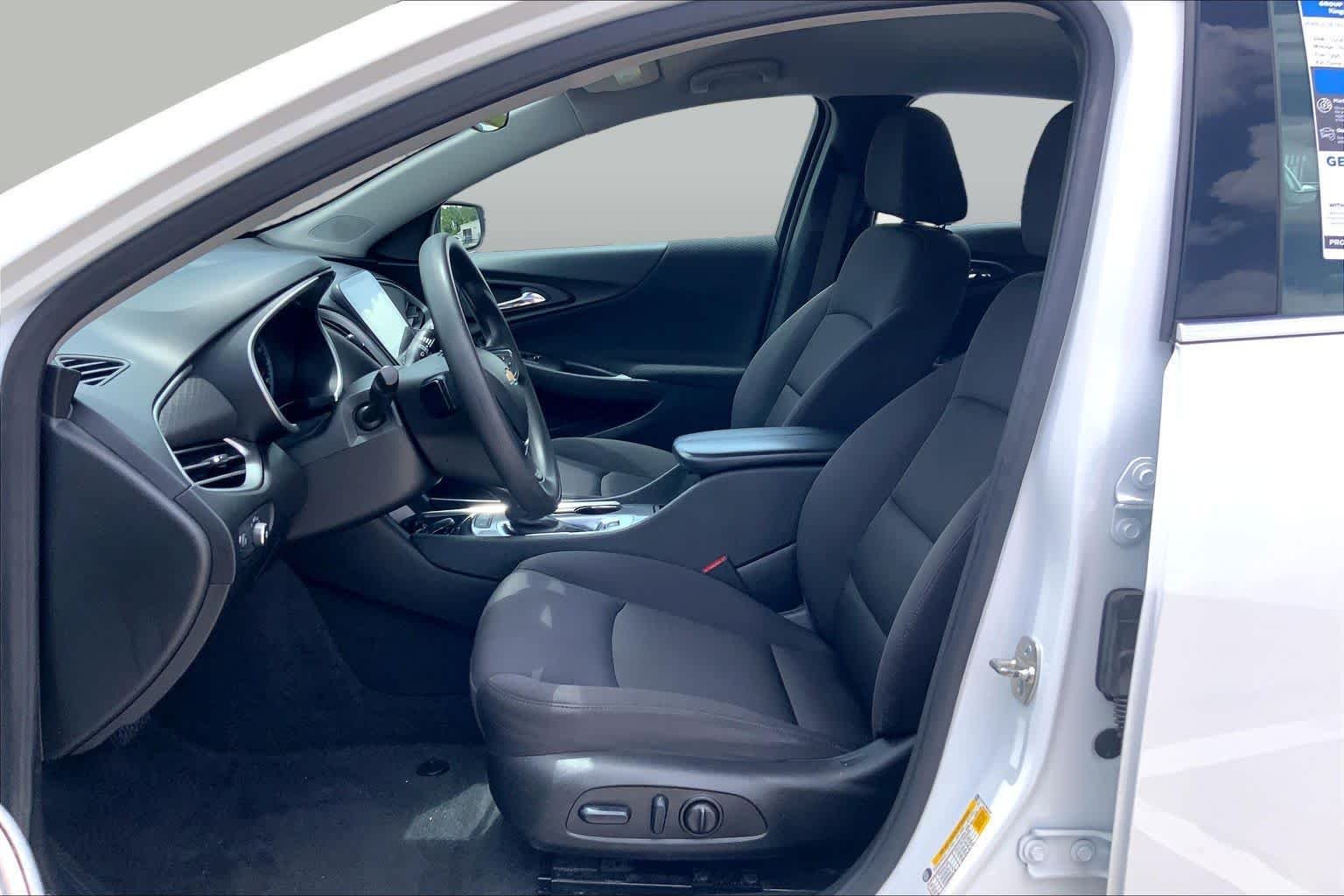 Used 2024 Summit White Chevrolet LT image 8