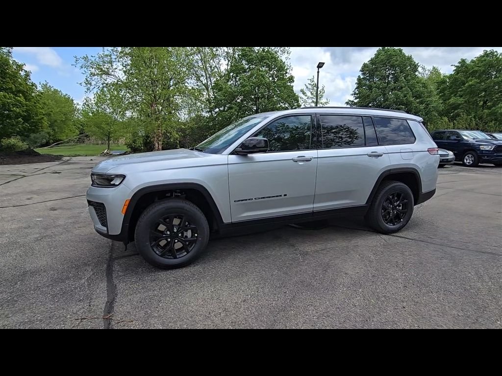 New 2026 Silver Zynith Exterior Paint Jeep Laredo image 4