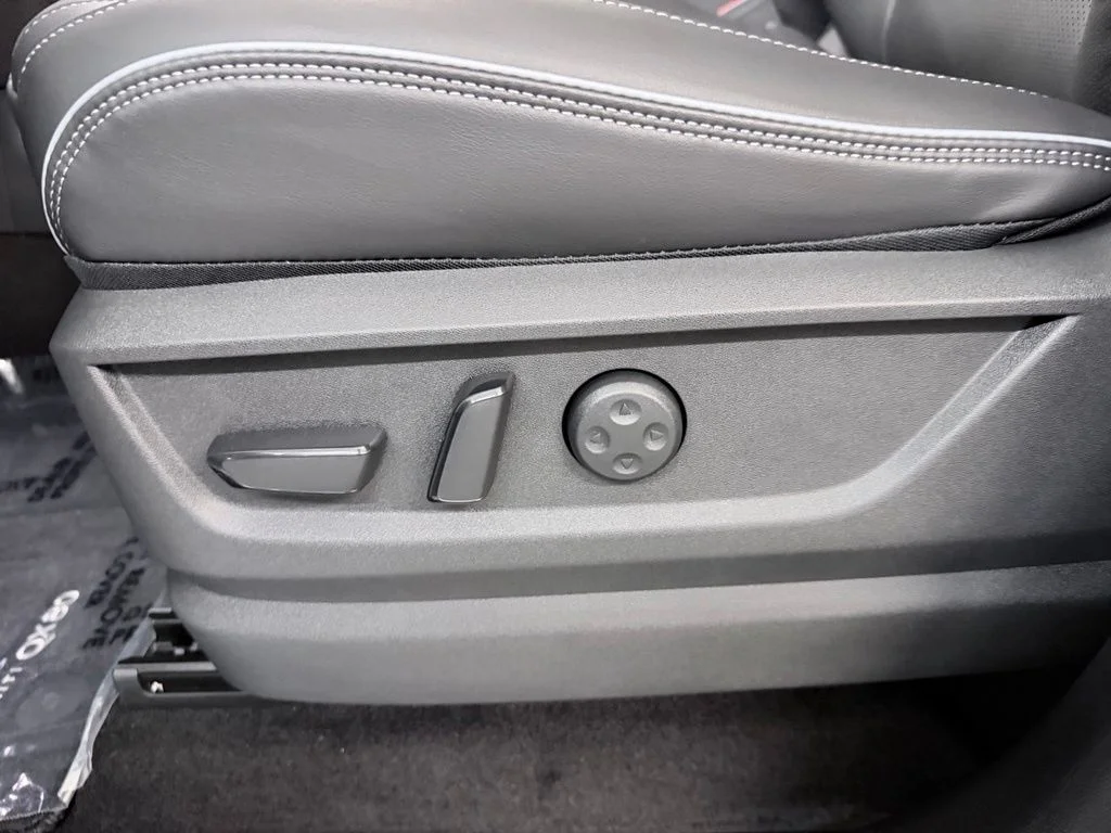 New 2027 RADIANT WHITE INFINITI Luxe 4WD image 12
