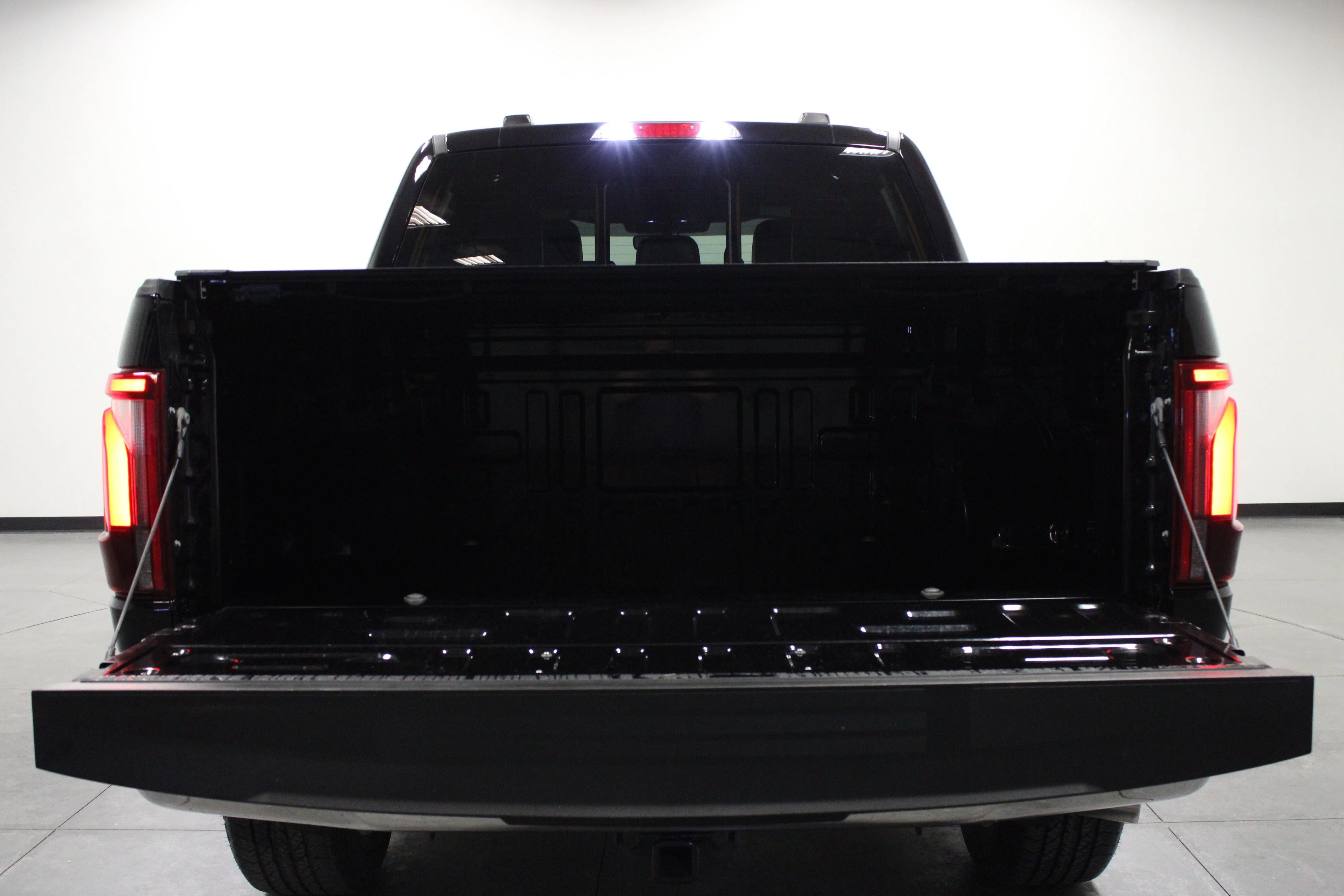 Used 2025 Agate Black Metallic Ford LARIAT image 14