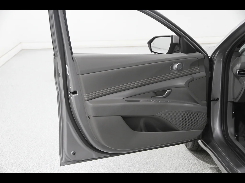 Certified Used 2025 Fluid Metal Metallic Hyundai SEL Convenience image 4
