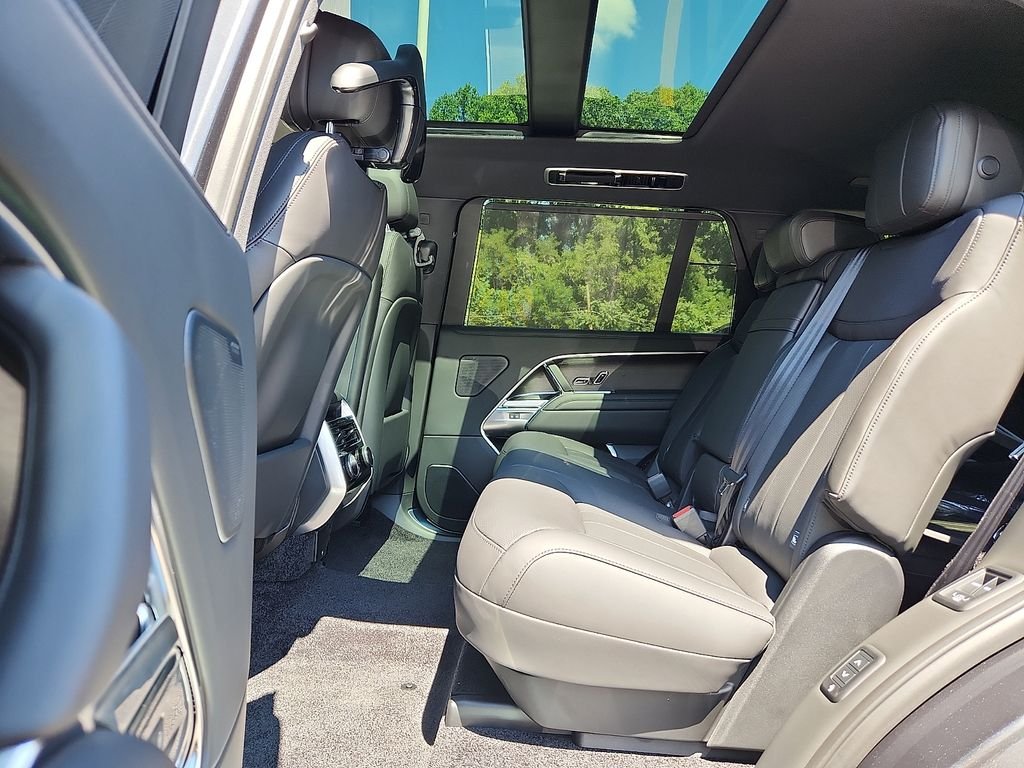 New 2026 Carpathian Grey Land Rover SE image 5