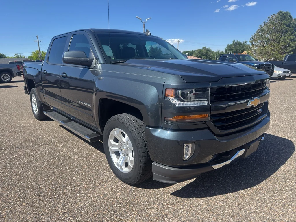 Used 2018 GRAPHITE METALLIC Chevrolet LT image 3