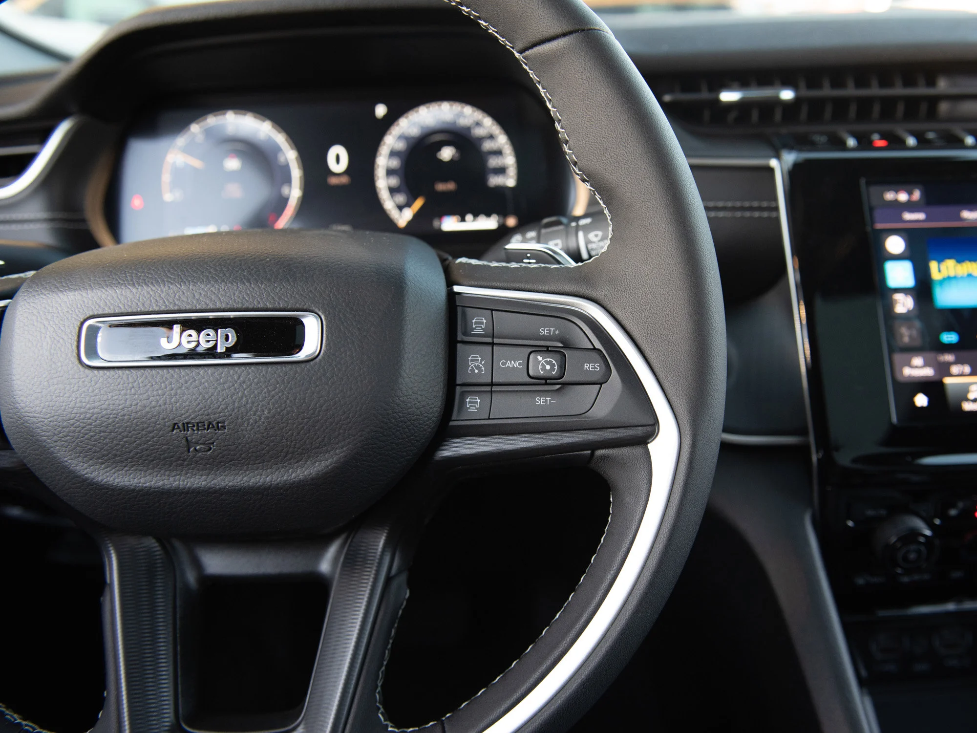 New 2025 White Jeep Altitude* 4x4, Sunroof, Trailer Tow Pkg, Heated Leather image 13