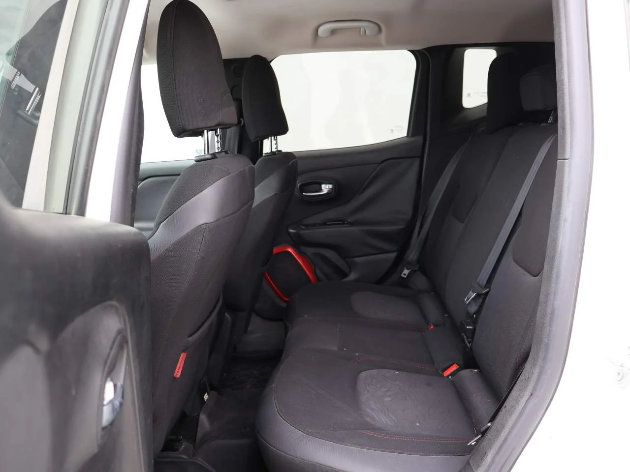Used 2015 Alpine White Jeep Trailhawk image 10