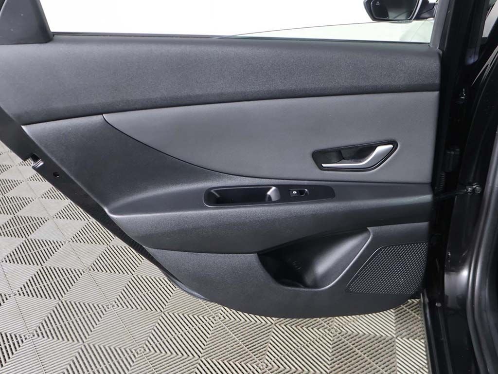 Used 2025 Black Hyundai SEL Convenience image 24