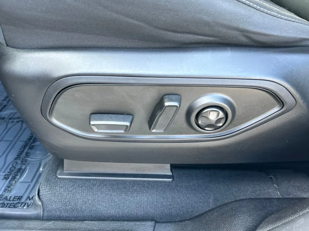 Used 2025 White Jeep Laredo image 17