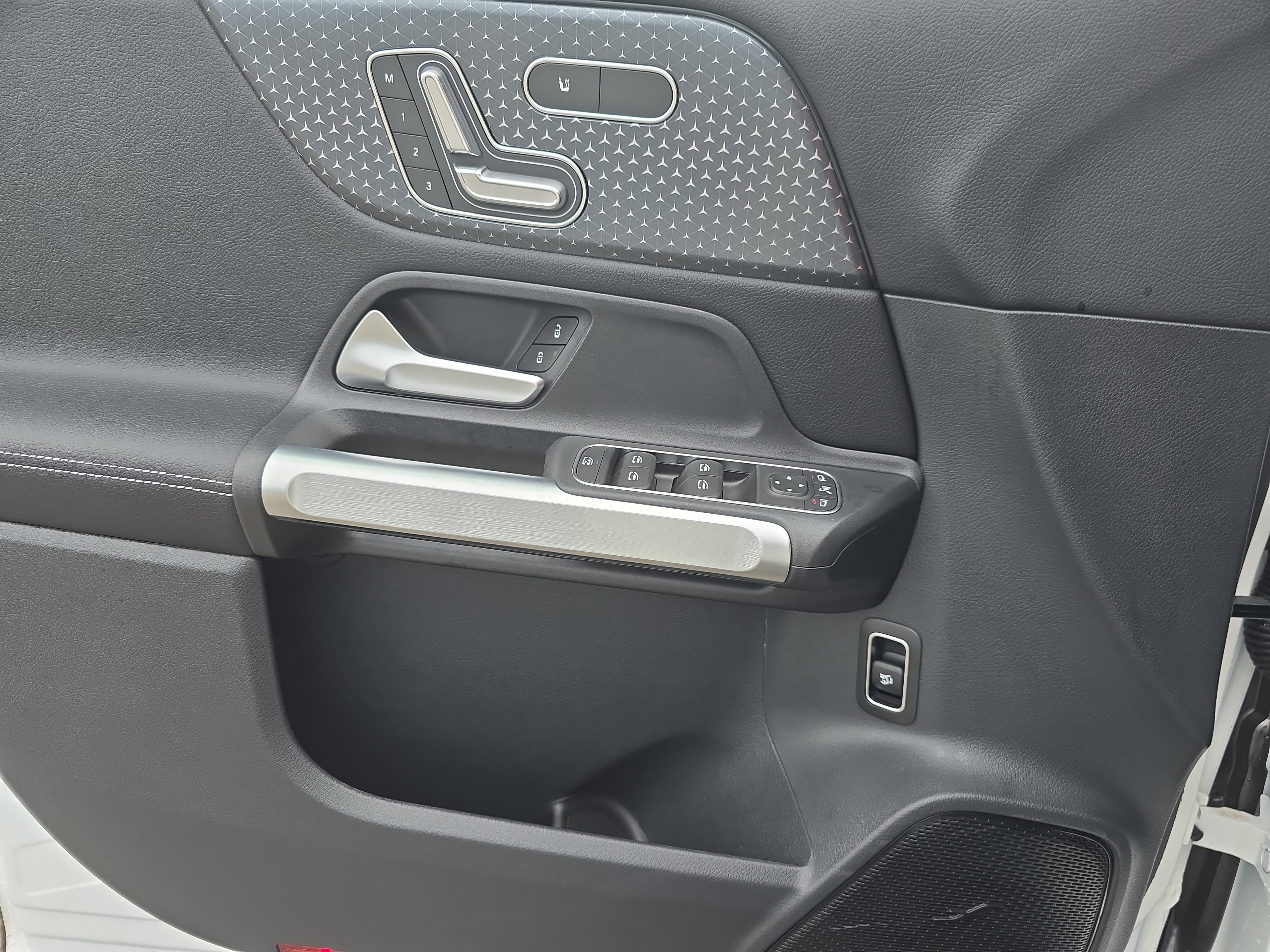 New 2025 Polar White Mercedes-Benz GLB250 image 26