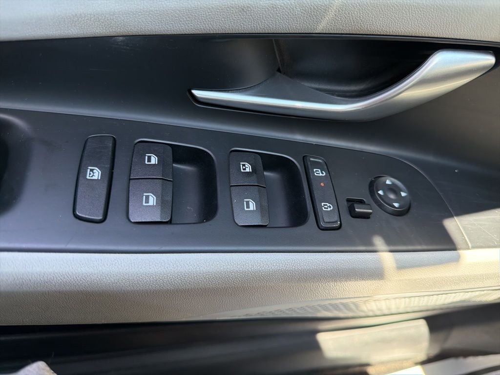 2025 Hyundai Elantra Limited - Photo 25