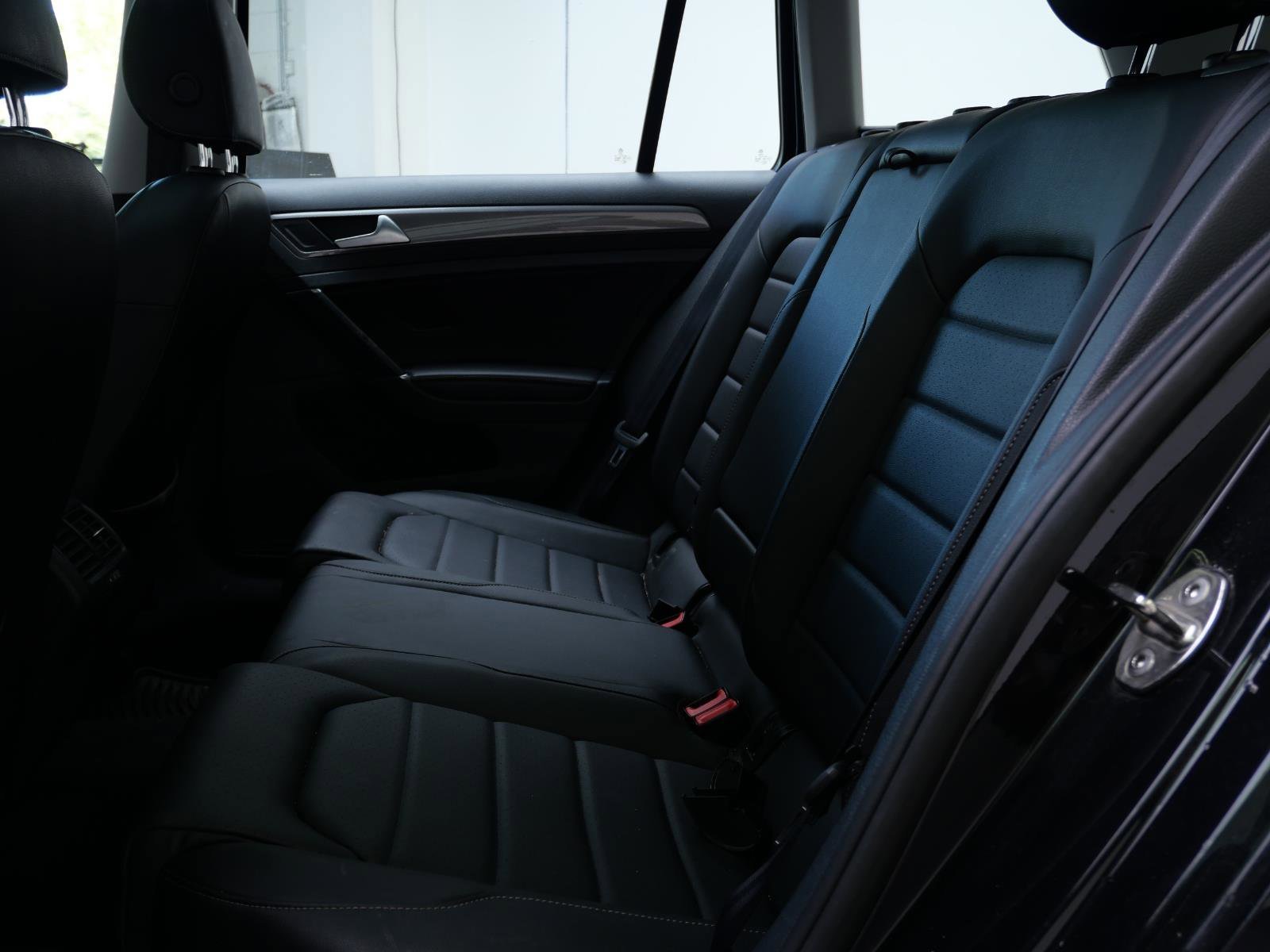 Used 2018  Volkswagen S image 24