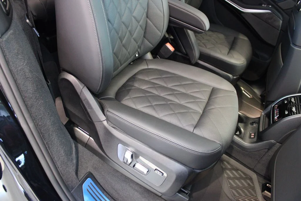 New 2027 Black Sapphire Metallic BMW xDrive40i image 22
