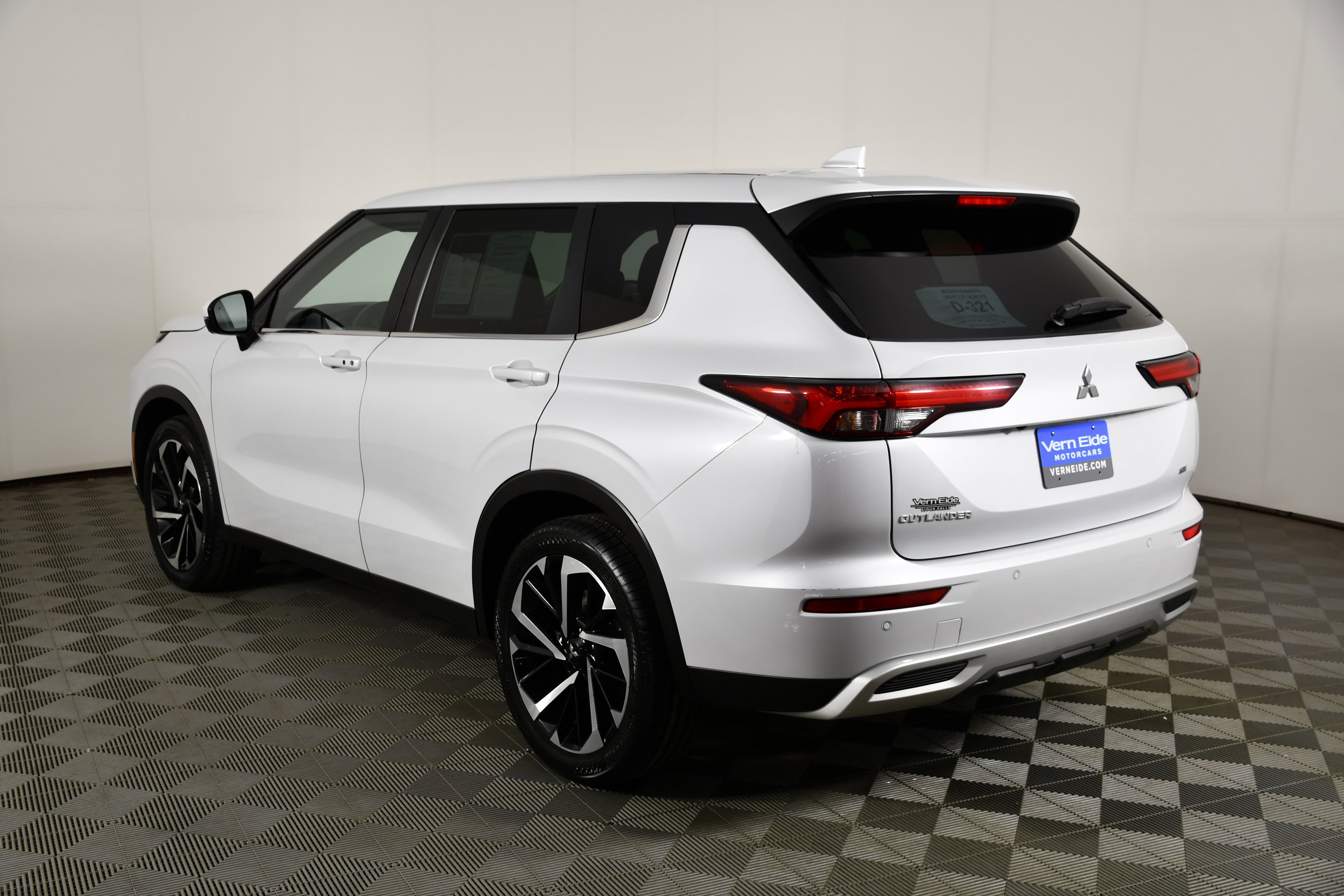 Certified Used 2022 White Diamond Mitsubishi SE image 8