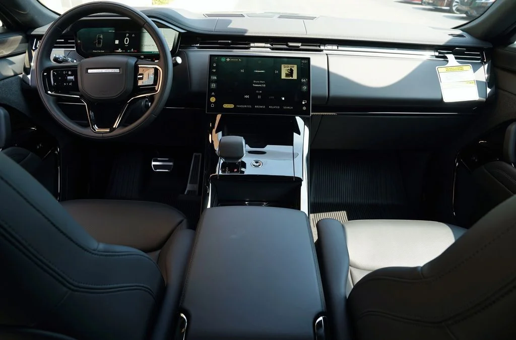 New 2026 Santorini Black Land Rover Dynamic SE image 10