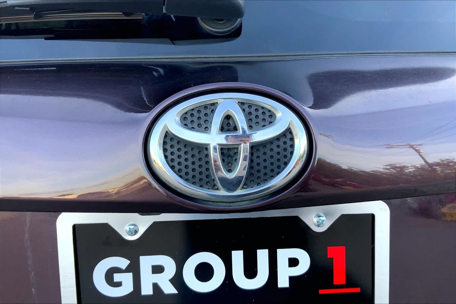 Used 2018 Black Currant Metallic Toyota XLE image 10