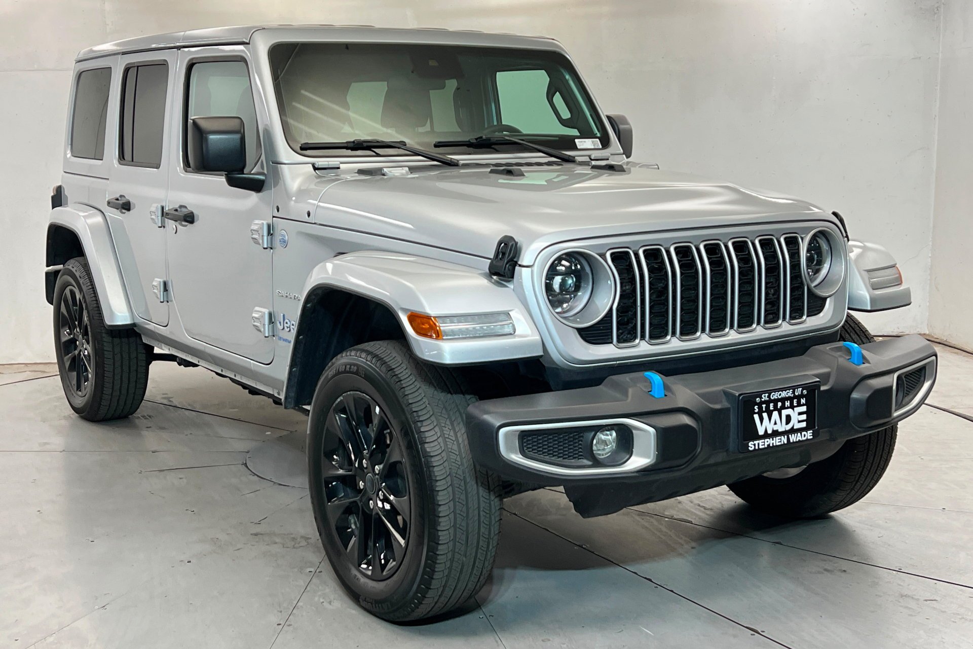 Used 2024 Silver Zynith Clearcoat Jeep Sahara image 8